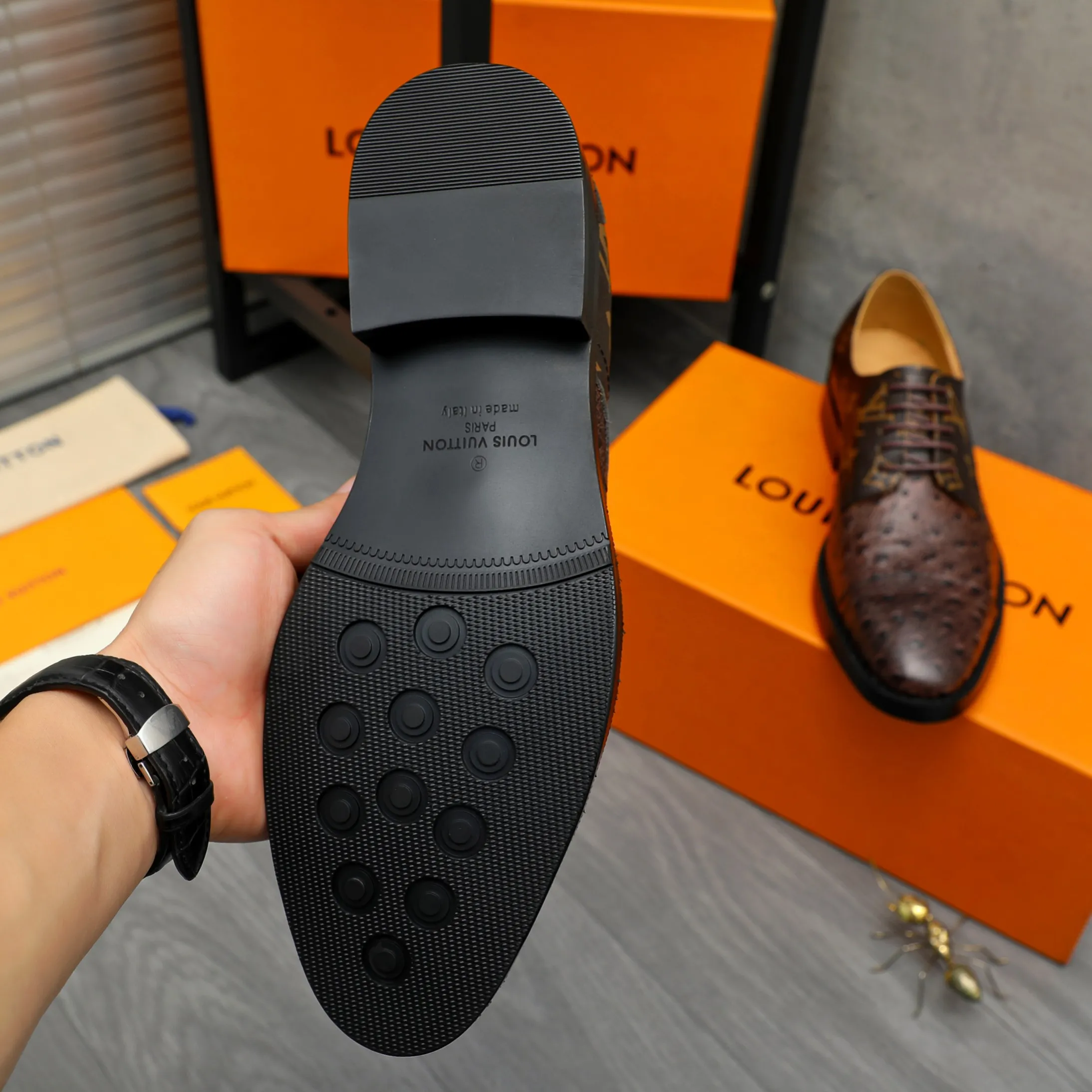 Men's shoes 💰500 Product trademark: LV "Louis Vuitton" business formal leather shoes Regular size: 39-45 (.45 customization is non-refundable) Product materials: Selected ostrich pattern cowhide stitching upper, cowhide lining, original rubber outsole